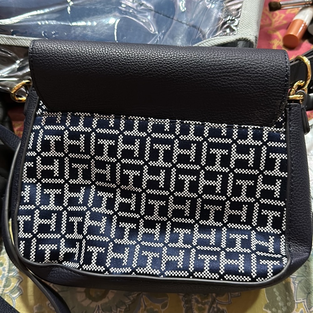 Tommy Hilfiger sling bag - Picture 4 of 4